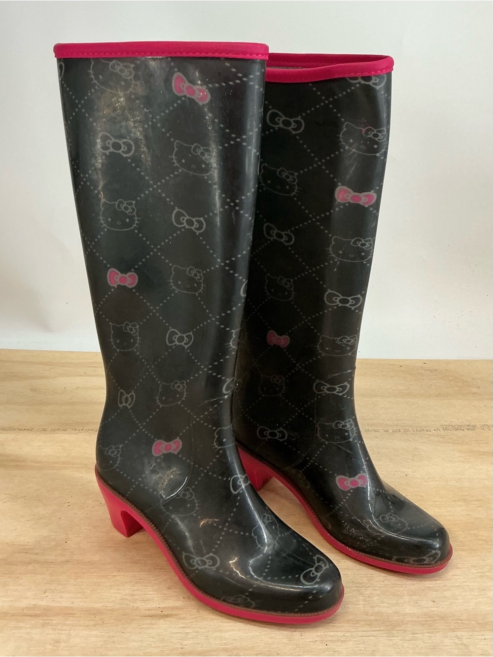 Sanrio Y2K Hello Kitty Black & Pink Mid-Heel Rain Boots Size 7